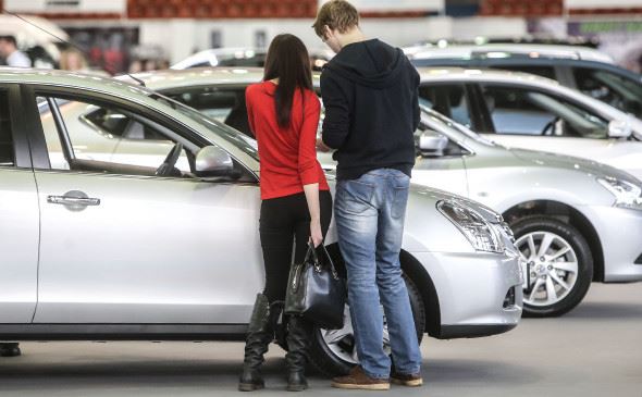Россиянкам дали три совета на случай покупки авто с пробегом