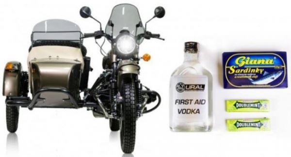 Новый мотоцикл «Урал», в комплектации которого предлагается бутылка спиртного
